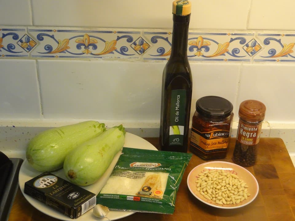 Spaghetti de calabacín al pesto rojo