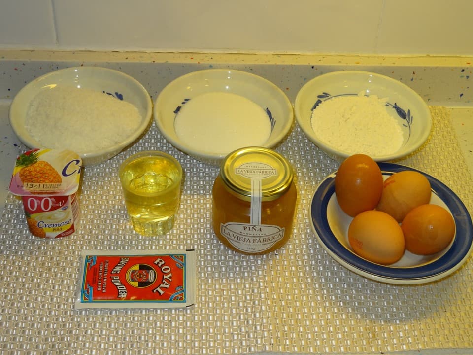 Coca de piña y coco
