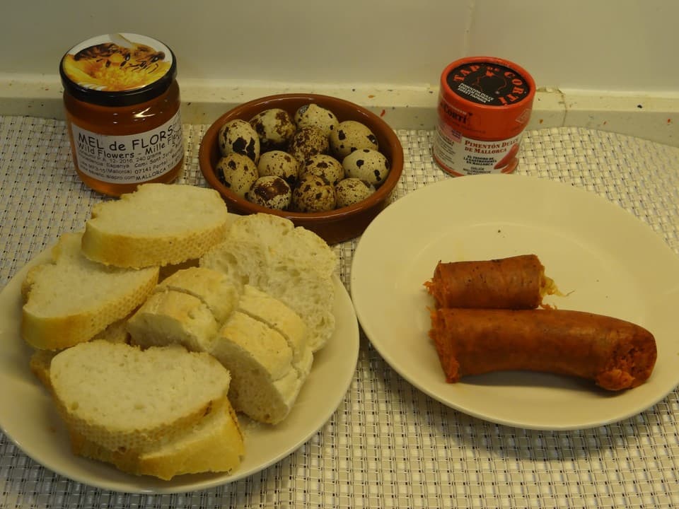 Montaditos de sobradada, miel y huevo de codorniz