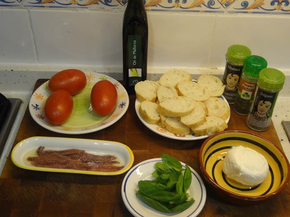 Montadito de tomate, anchoa y mozzarella