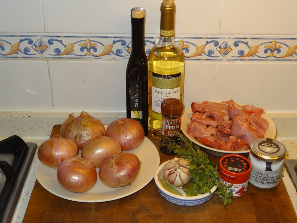 Conejo con cebolla (conill amb ceba)
